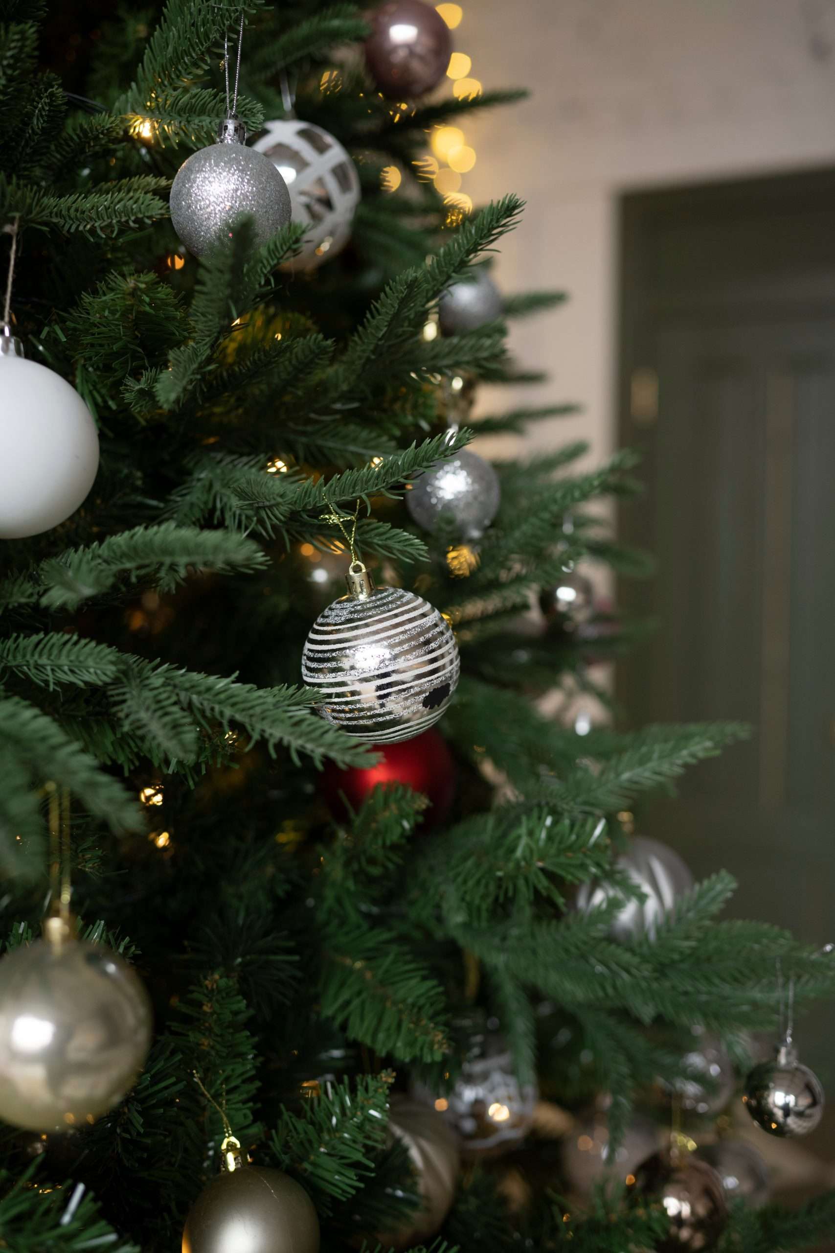 A high-quality artificial Christmas tree produced using Runyi Crafts automatic branch binding machine.