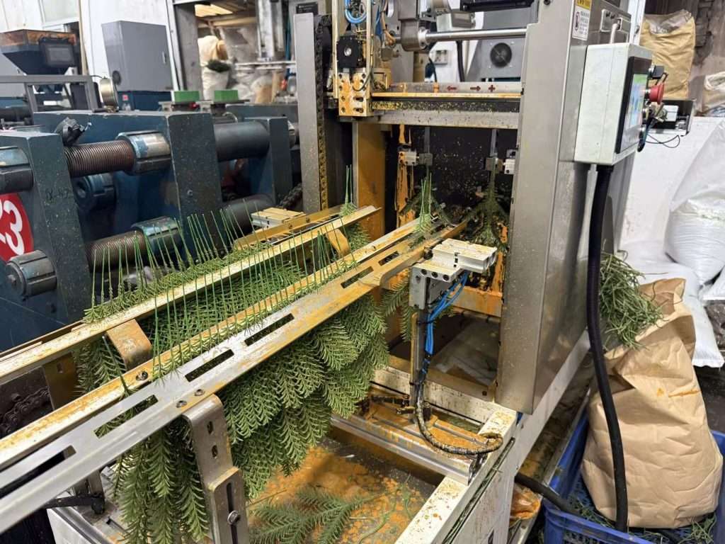 Yellow-core painting machine for artificial Christmas tree branch production