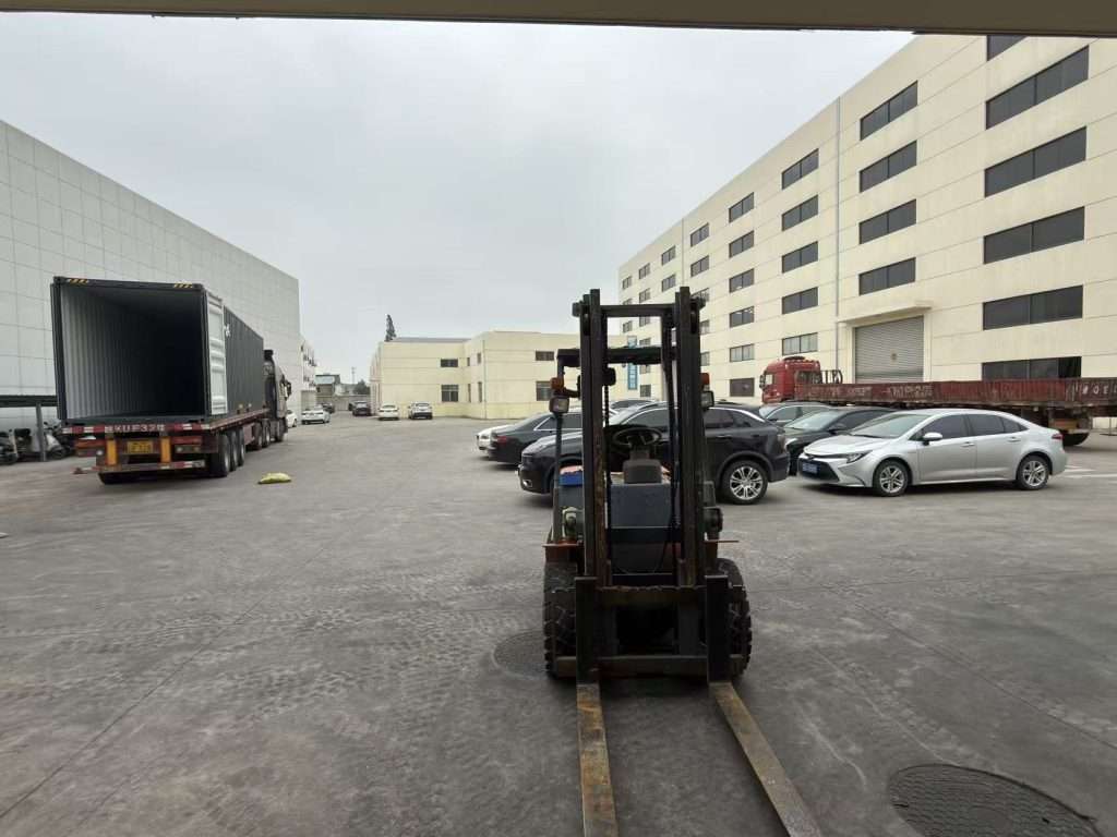 RUNYI forklift loading goods into container for on-time export shipment